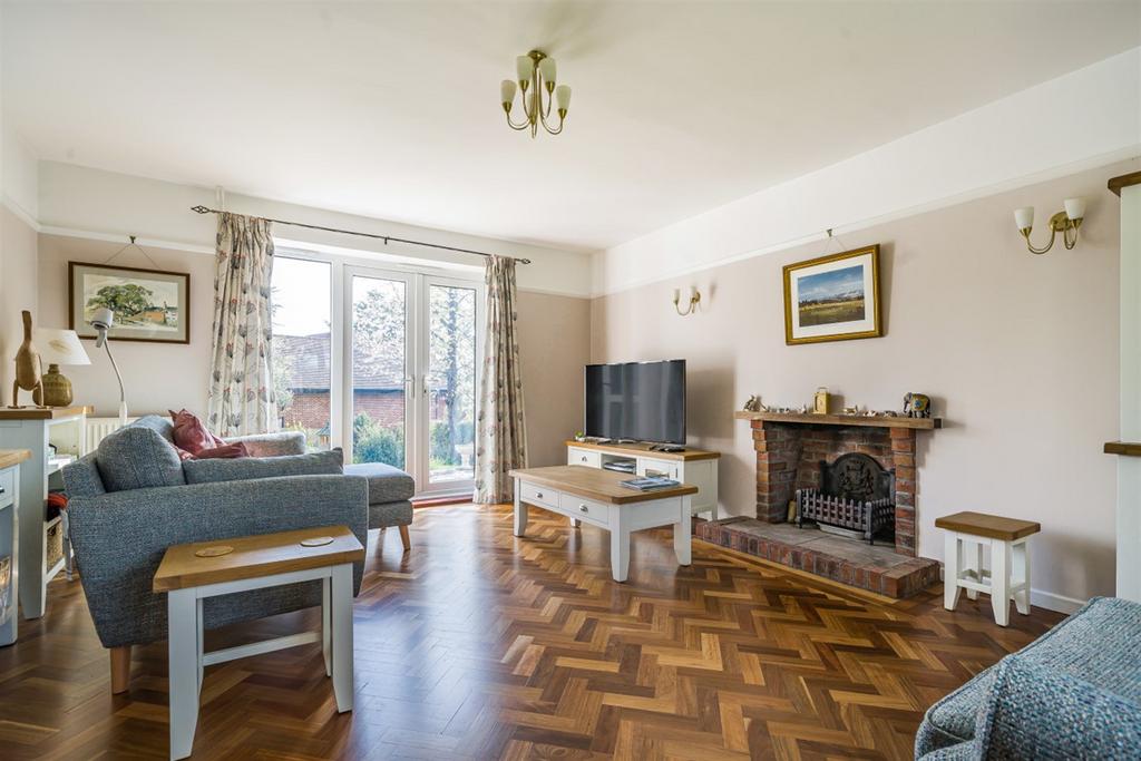 Melton Drive, Storrington, RH20 3 bed detached house £850,000