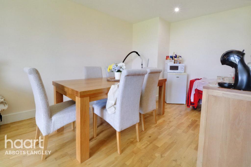 School Mead, Abbots Langley 2 bed apartment for sale £280,000