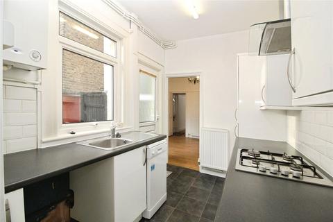 2 bedroom semi-detached house to rent, Malvern Road, Hornchurch, RM11