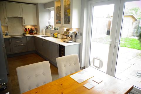 3 bedroom semi-detached house for sale - Metcalf Road, Ashford, TW15
