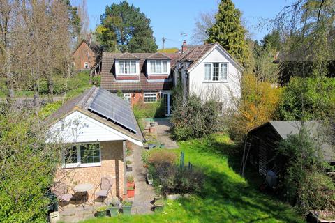 4 bedroom detached house for sale - Pottersheath Road, Welwyn, Hertfordshire, AL6