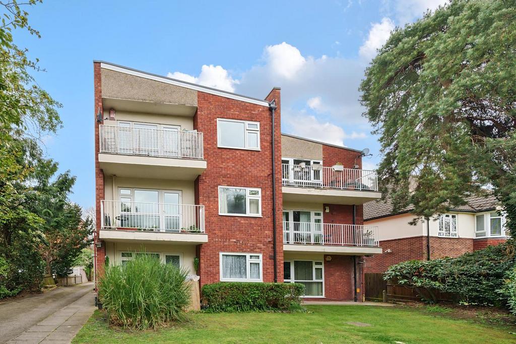Copers Cope Road, Beckenham 2 bed flat for sale £375,000