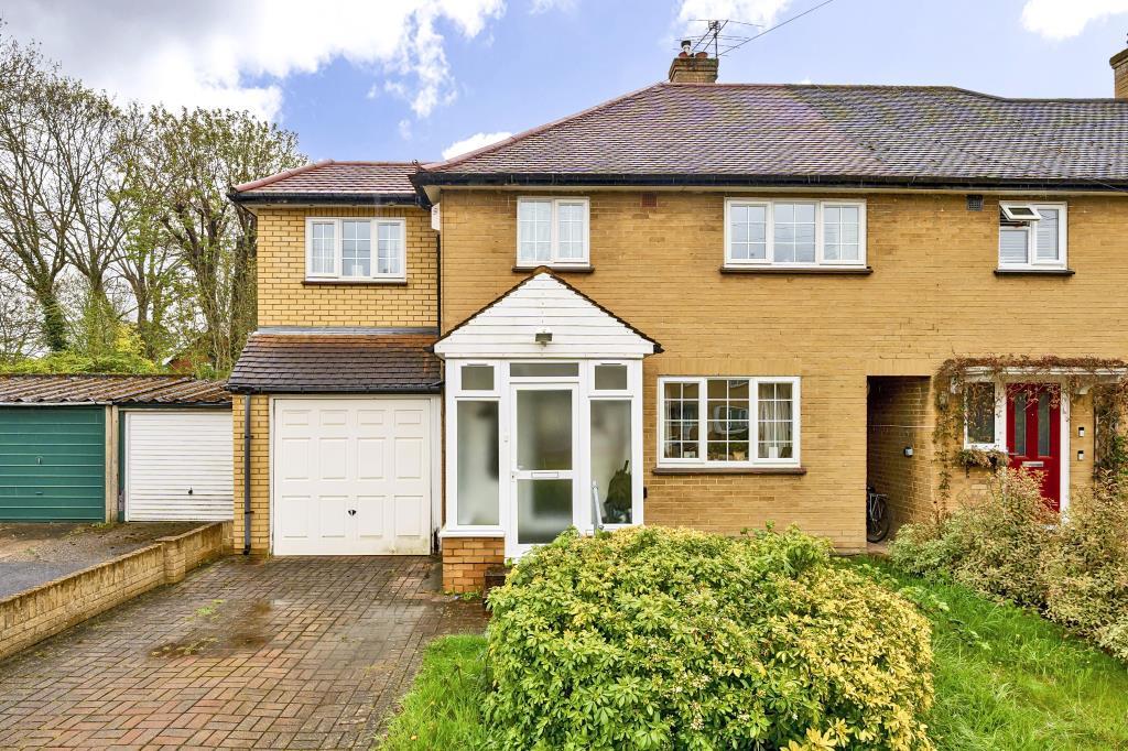 StainesUponThames, Borough of Spelthorne, TW18 4 bed end of terrace