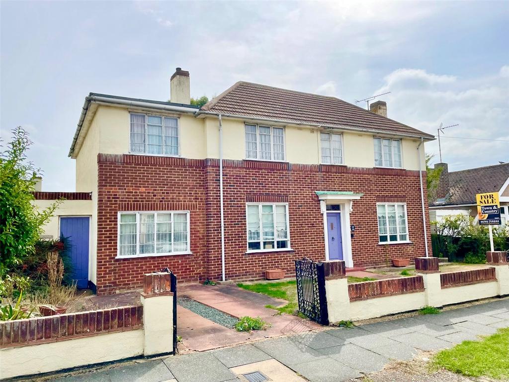 Quorn Gardens, LeighonSea, Essex, SS9 5 bed house £699,995
