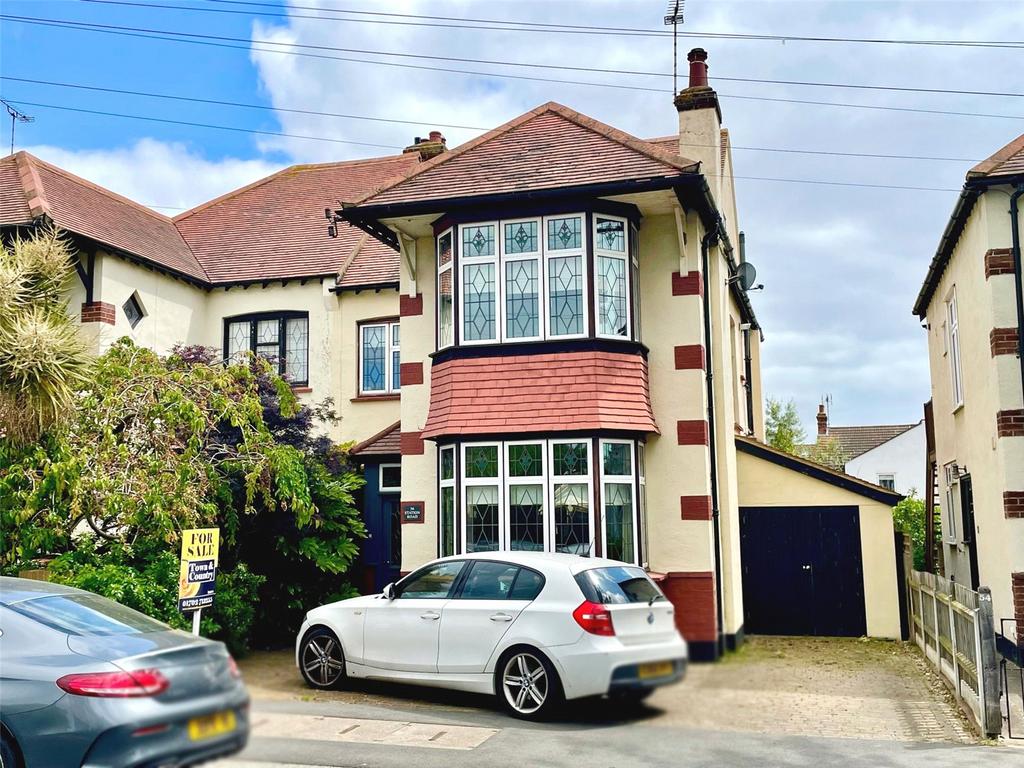Station Road, LeighonSea, Essex, SS9 4 bed semidetached house for