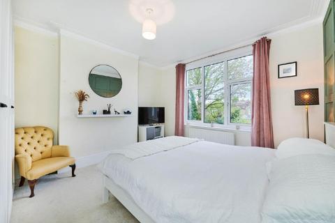 81b Wyatt Park Road, London, SW2 3TW