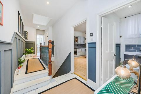 81b Wyatt Park Road, London, SW2 3TW