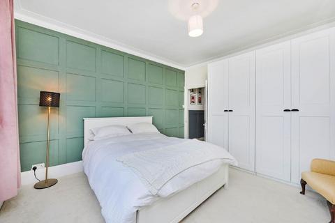 81b Wyatt Park Road, London, SW2 3TW