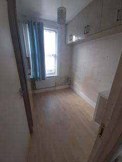 3 bedroom semi-detached house to rent, Perkins Road, Ilford IG2