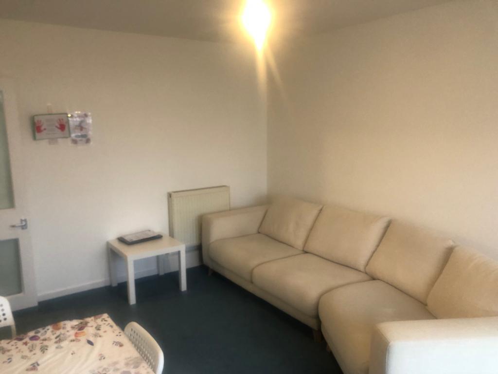 Allenford House, Tunworth Crescent... 1 bed flat £1,400 pcm (£323 pw)