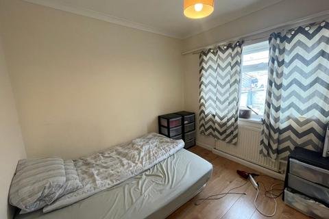 2 bedroom flat to rent, Desborough Road, Hp11