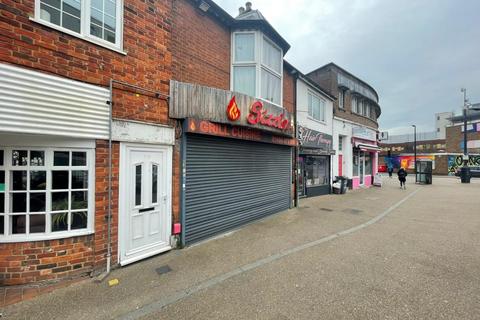 2 bedroom flat to rent, Desborough Road, Hp11