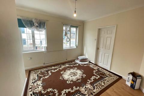 2 bedroom flat to rent, Desborough Road, Hp11