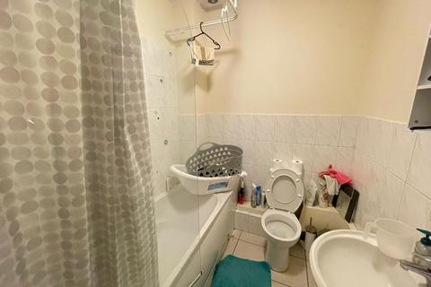 2 bedroom flat to rent, Desborough Road, Hp11