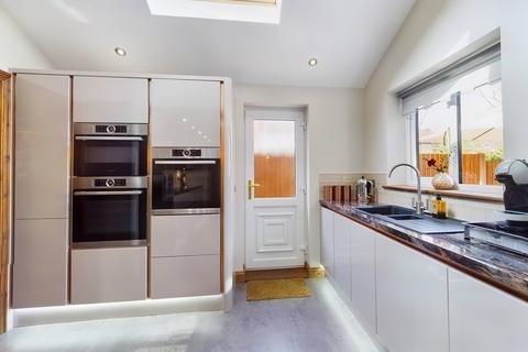 8 Castle Oak, Usk, NP15 1SG
