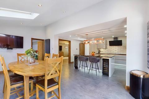 8 Castle Oak, Usk, NP15 1SG