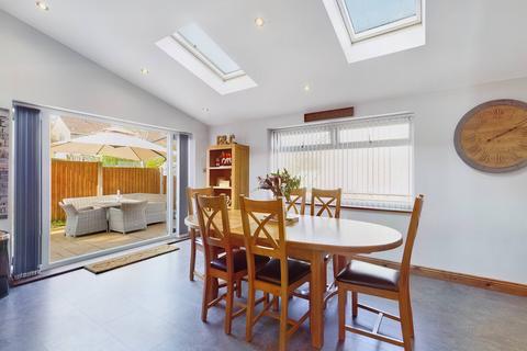 8 Castle Oak, Usk, NP15 1SG
