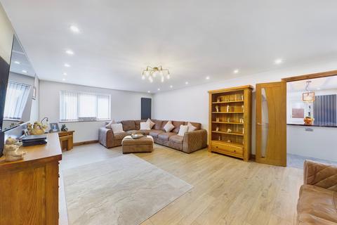 8 Castle Oak, Usk, NP15 1SG