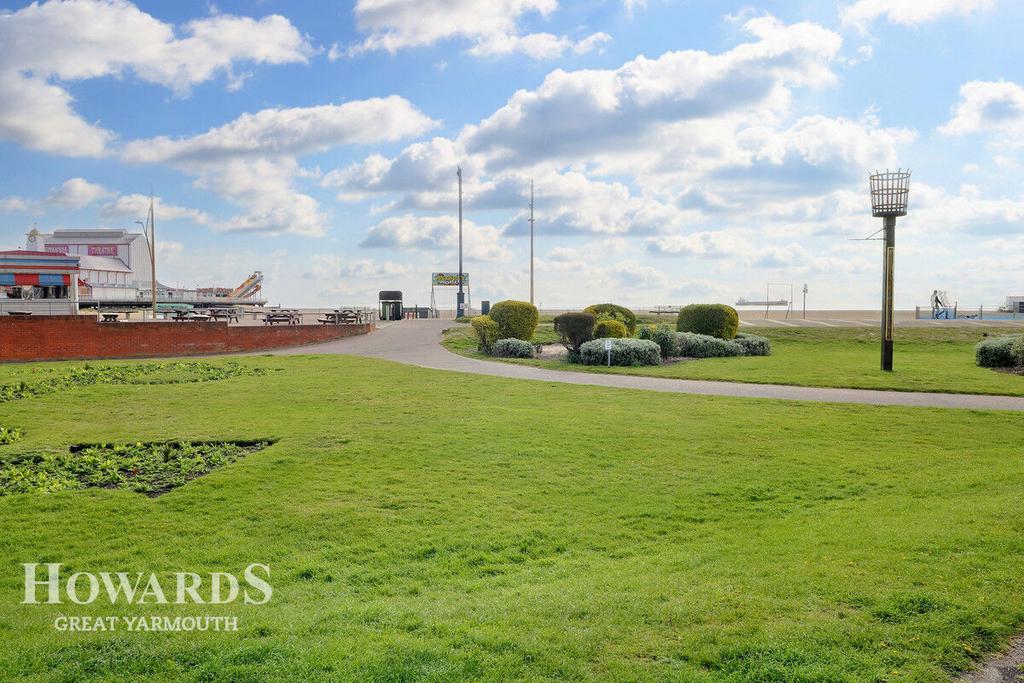Marine Parade, Great Yarmouth 5 bed terraced house for sale £350,000