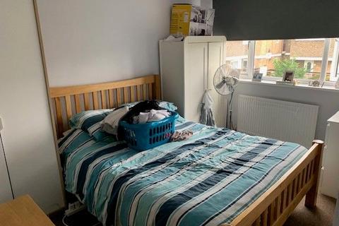3 bedroom flat to rent, Flat , Deerhurst, Wessex Close, Kingston upon Thames