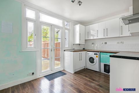 3 bedroom terraced house to rent, Camrose Avenue, London, TW13