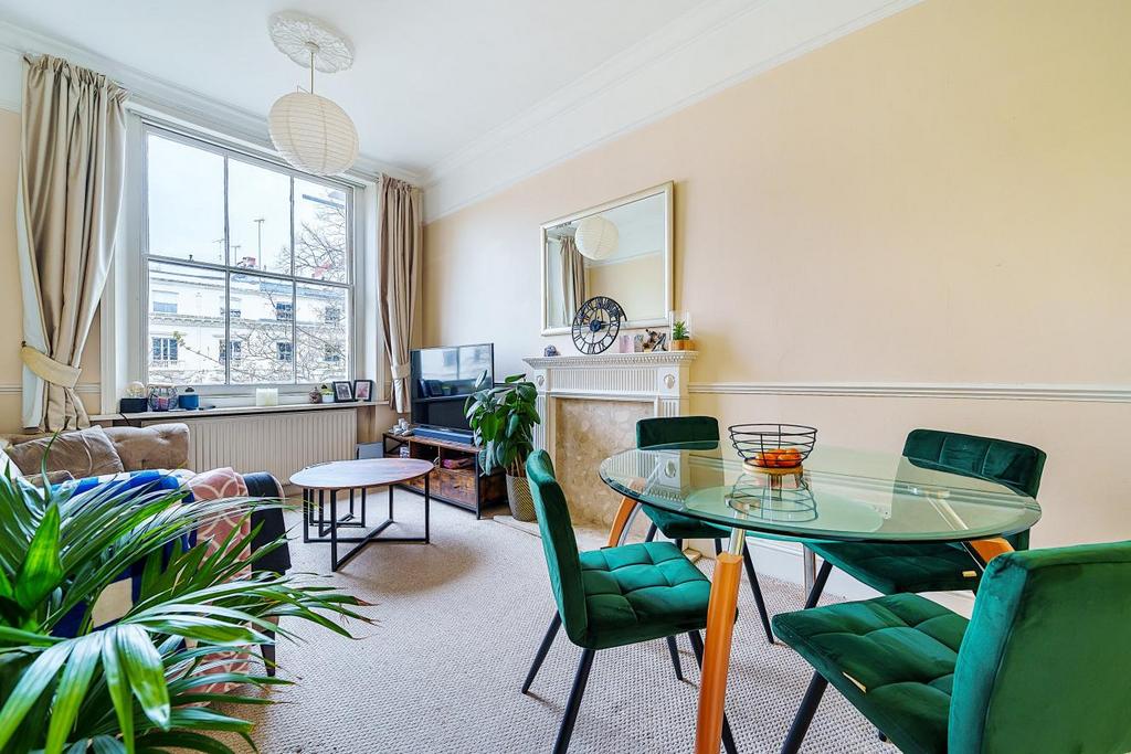 Queens Gardens, Bayswater 2 bed flat for sale £800,000