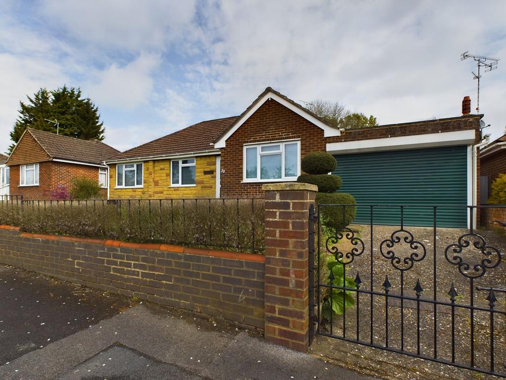 Hogarth Avenue, Tilehurst, Reading, RG30 2 bed detached bungalow for