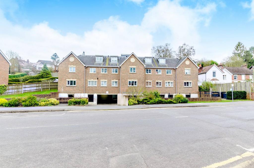 Kings Road, Haslemere, GU27... 2 bed flat £1,350 pcm (£312 pw)