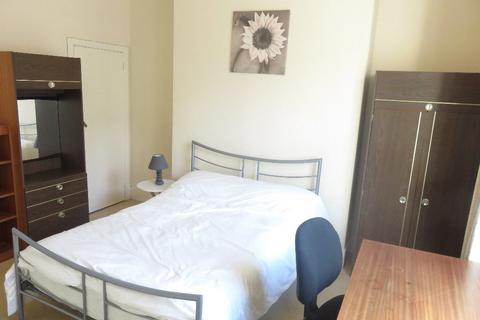 3 bedroom flat to rent, Elmbank Road, Old Aberdeen, Aberdeen, AB24