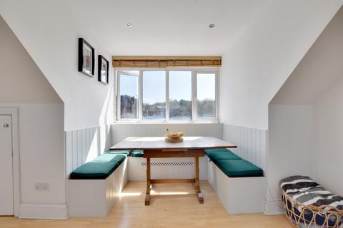 Flat C, 72 Woolwich Road, London, SE10 0JU