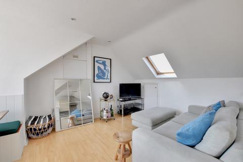 Flat C, 72 Woolwich Road, London, SE10 0JU
