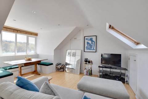 Flat C, 72 Woolwich Road, London, SE10 0JU