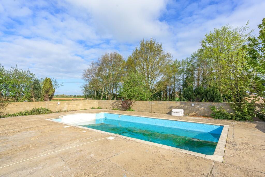 Mays Lane, Leverington, Wisbech, Cambs, PE13 5BU 4 bed detached