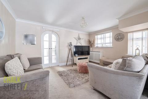 42 Blacksmiths Lane, Rainham, RM13 7AH