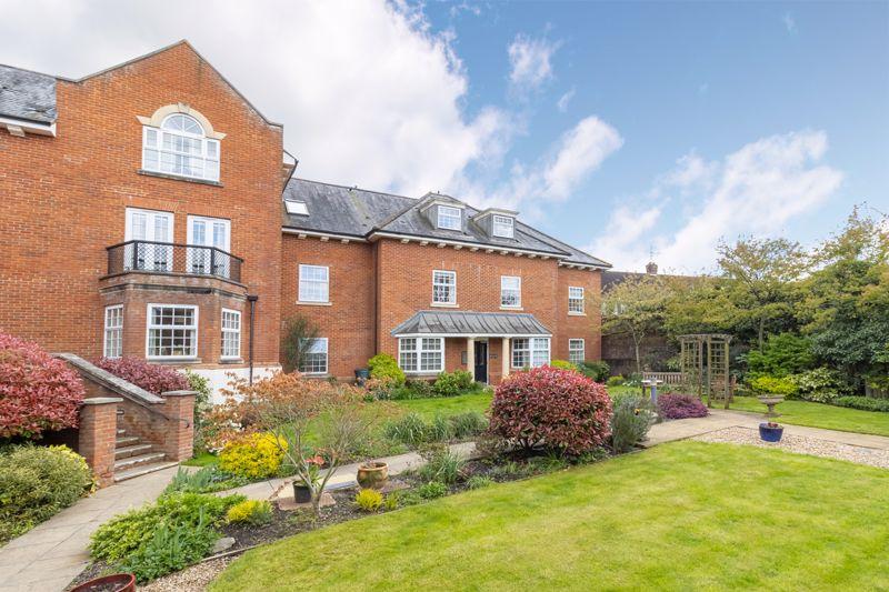Potters Place, Horsham 3 bed apartment for sale £550,000