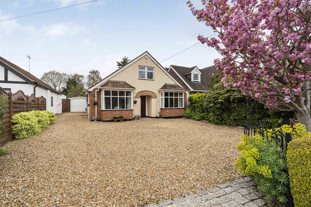 Denmark Avenue, Woodley, Reading 4 bed chalet £795,000
