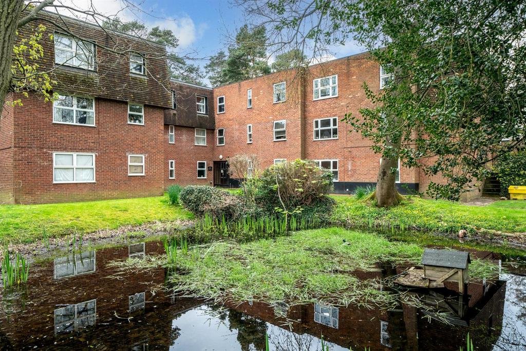 Windsor Close, Bovingdon, Hemel Hempstead 1 bed flat £215,000