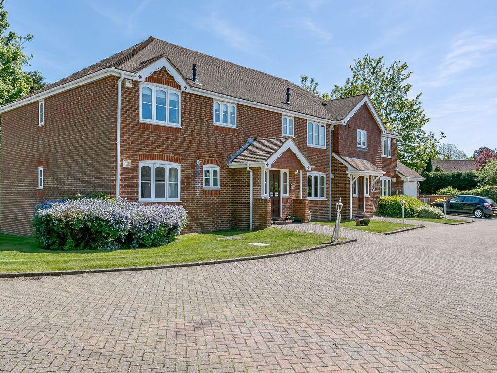 Cochrane Court Church Road Bookham 2 bed apartment £1,650 pcm (£381 pw)