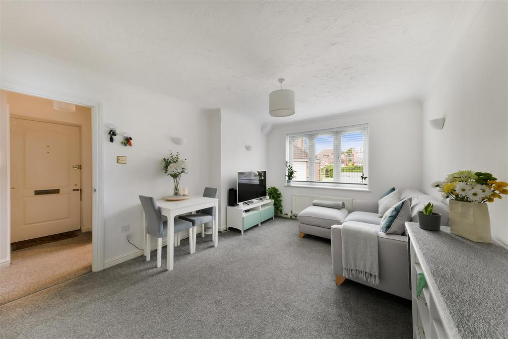 Cochrane Court Church Road Bookham 2 bed apartment £1,650 pcm (£381 pw)