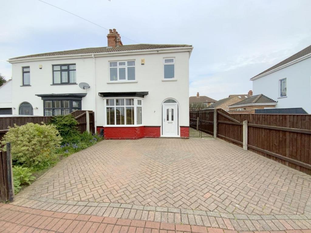 Portland Place, Grimsby 3 bed semidetached house for sale £190,000