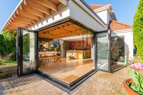 16 Berrow Walk, Bristol, BS3 5ES