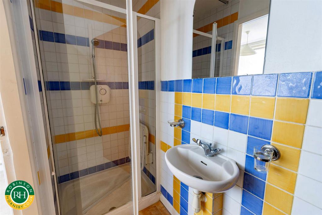 Ensuite to bed 2