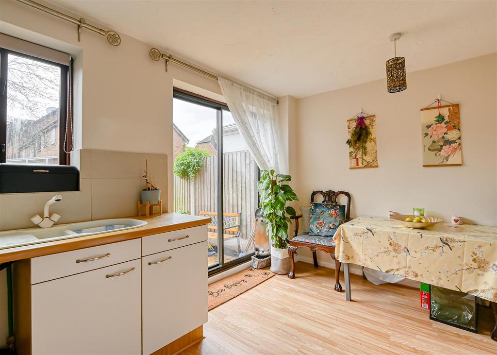 16 King Charles Way, Bridgnorth 2 bed townhouse £840 pcm (£194 pw)