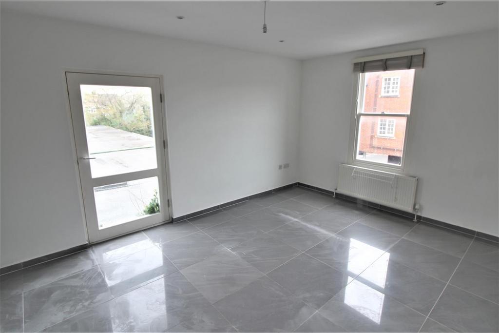 Audley Road, Chippenham 1 bed flat £700 pcm (£162 pw)