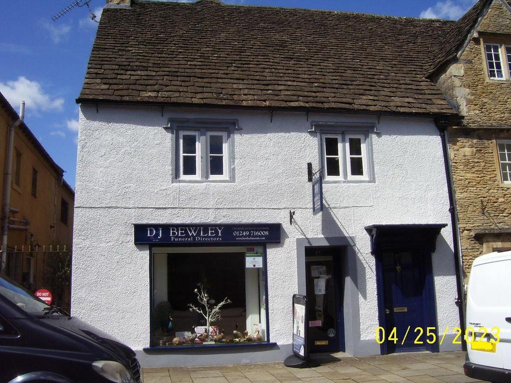 High Street, Corsham 2 bed flat £825 pcm (£190 pw)