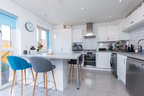 104 Saunders Way, Basingstoke, RG23 7FG