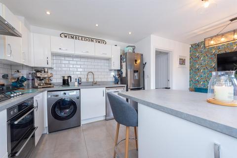 104 Saunders Way, Basingstoke, RG23 7FG