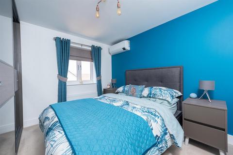 104 Saunders Way, Basingstoke, RG23 7FG