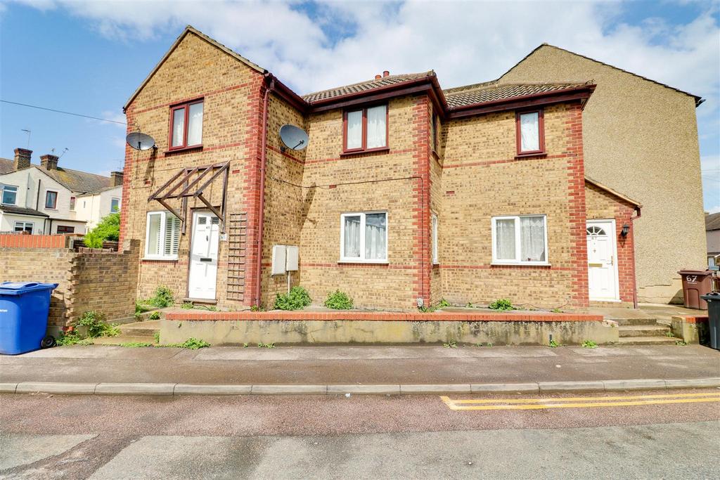 Elm Road, Grays 2 bed £180,000