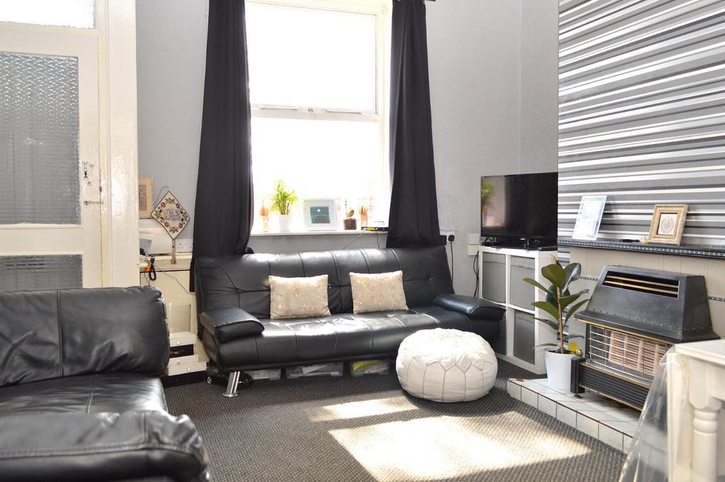 Wellington Road, Oldham 2 bed terraced house for sale £126,500
